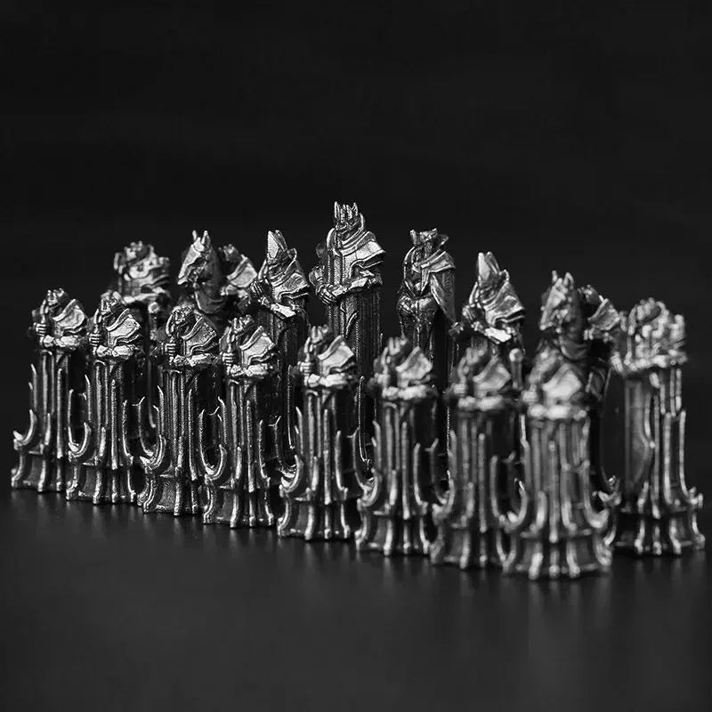 Mini Holy vs Evil Schachfiguren – Metall Deko